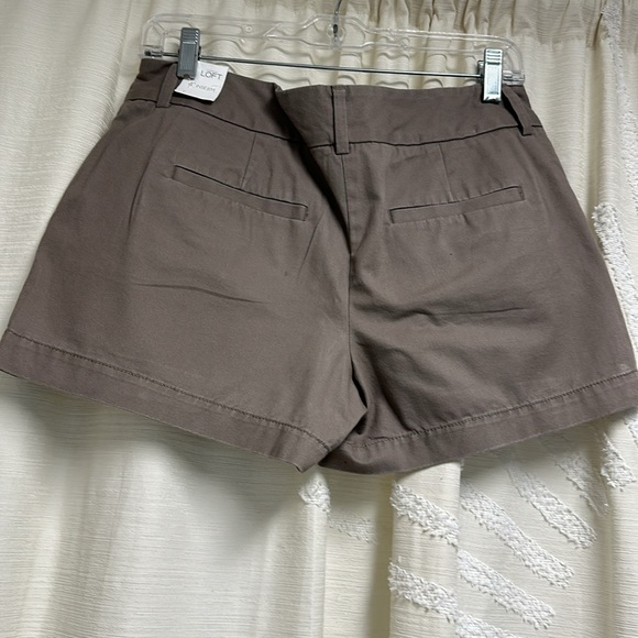 NWT Loft size 2 Dark khaki 4” shorts - Picture 2 of 2
